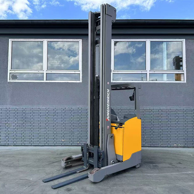 Vari altezze utilizzate per raggiungere camion Jungheinrich Brand Warehouse carrelli elevatori